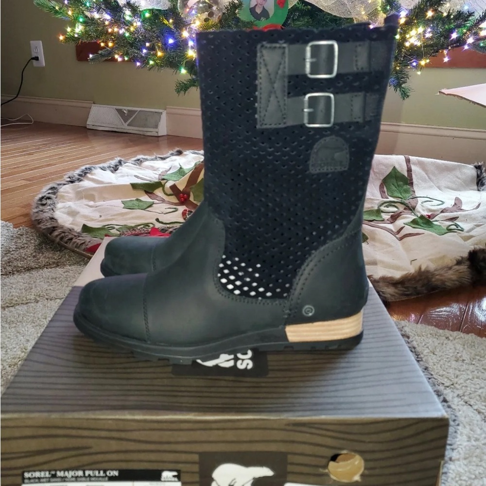 Sorel, pull-on, mid-calf shaft moto style boots
US size 7 
New in box